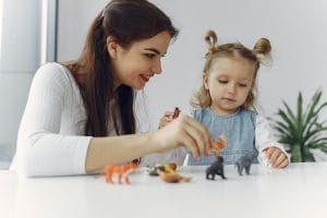 Como os Pais Podem Ajudar as Crianças em Períodos em Casa: Apoio e Brincadeiras